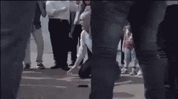 老湿机爱搞笑gif图：教大家如何把一个鸡蛋放到瓶子里