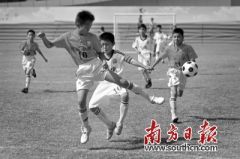 青训足球队员签约,退役球员加入足球小将