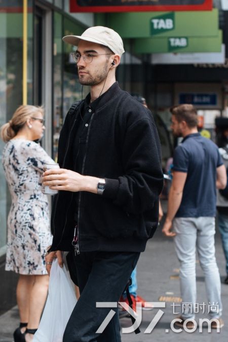 女生眼镜框搭配风格,灰白渐变眼镜框适合什么风格