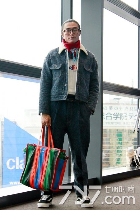 女生眼镜框搭配风格,灰白渐变眼镜框适合什么风格