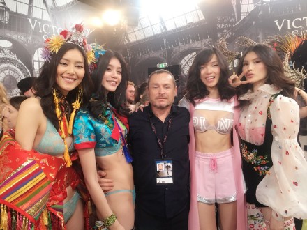 维多利亚的秘密何穗刘雯,维密超模刘雯何穗照片