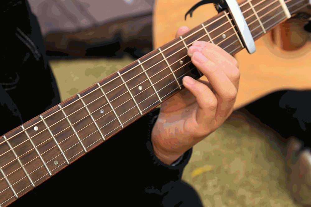 会弹吉他的男生真的很加分吗,会弹吉他学习好的男生