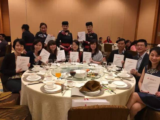 “美女”与“夜寿”：中国东航60岁生日晚宴趴新加坡分场