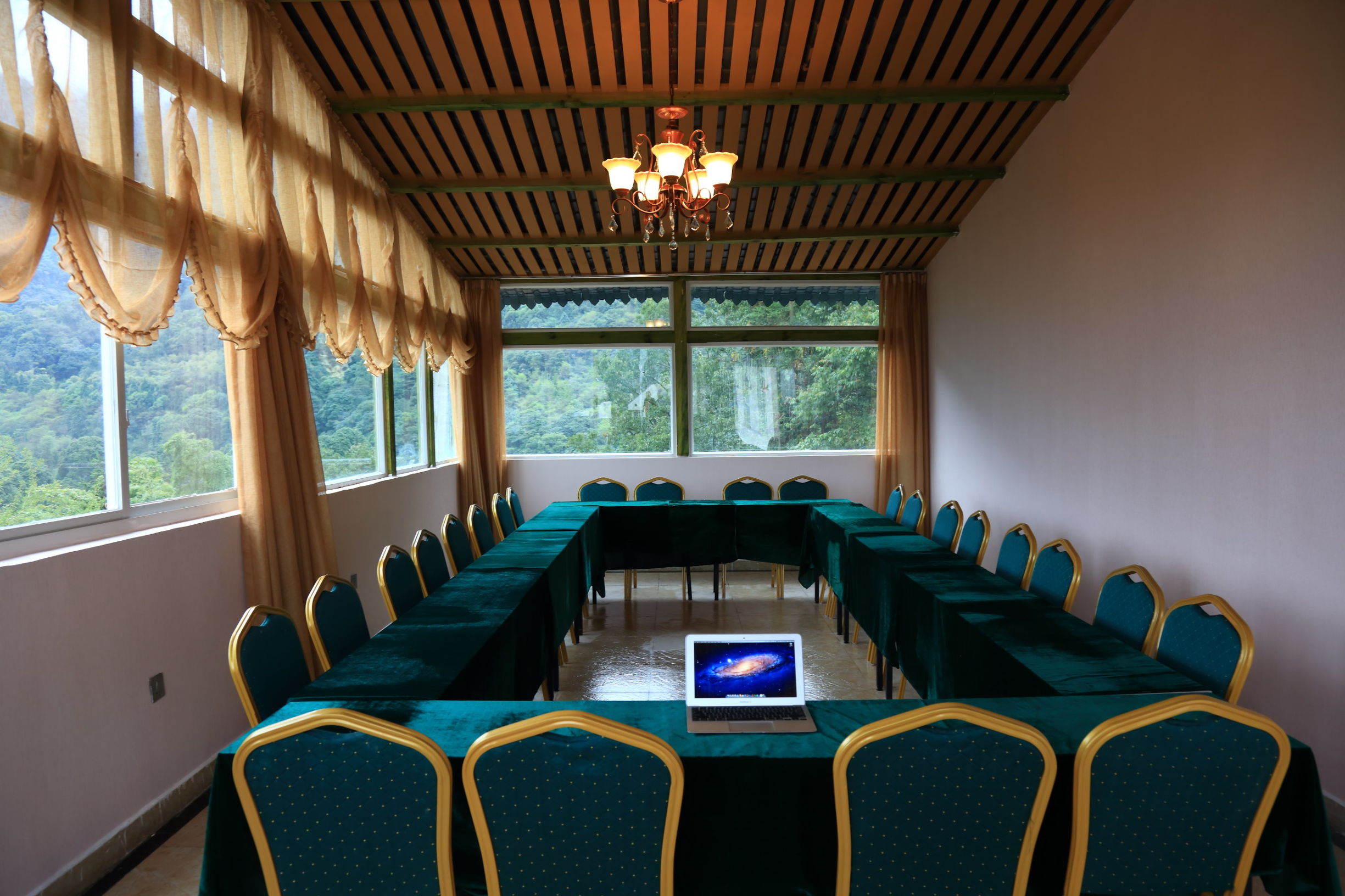 峨眉山旅游住哪个酒店比较方便,峨眉山度假酒店推荐最新