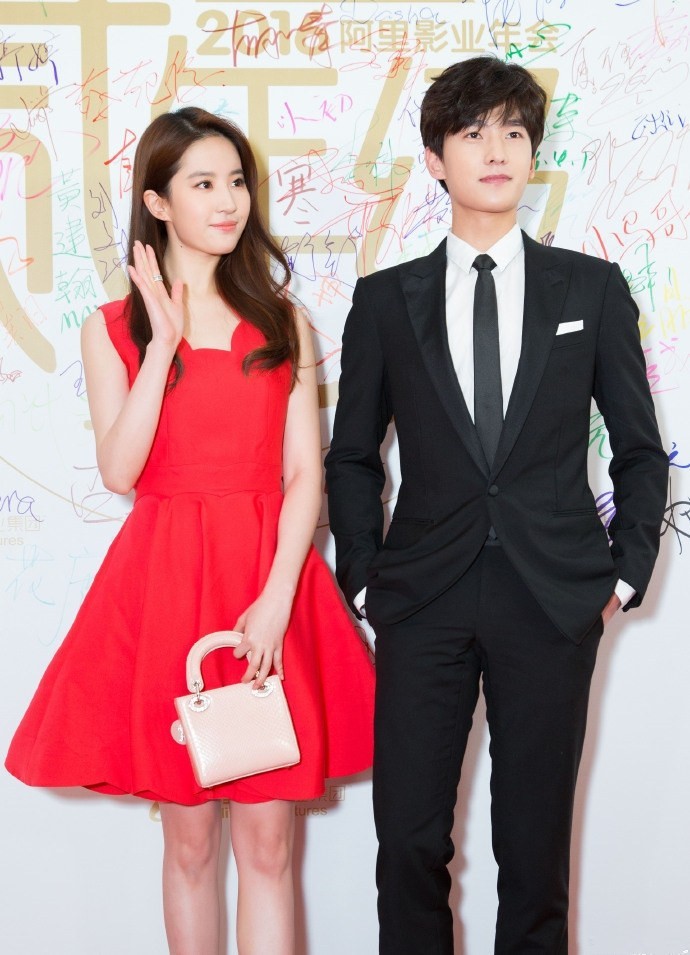 年会穿搭指南,让你惊艳又有品位!