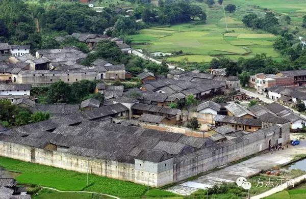 百丈龙潭指的就是江西的龙南县,福建百丈龙潭景点