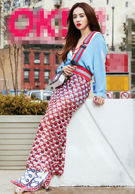 撞衫谁更尴尬,20岁关晓彤撞衫34岁唐嫣谁更美呢