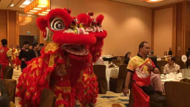 “美女”与“夜寿”：中国东航60岁生日晚宴趴新加坡分场