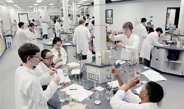 最新鲜！加拿大哪些大学最靠谱？谁实力碾压全场，谁憋屈不服只能垫底，这结果也是有点没想到！