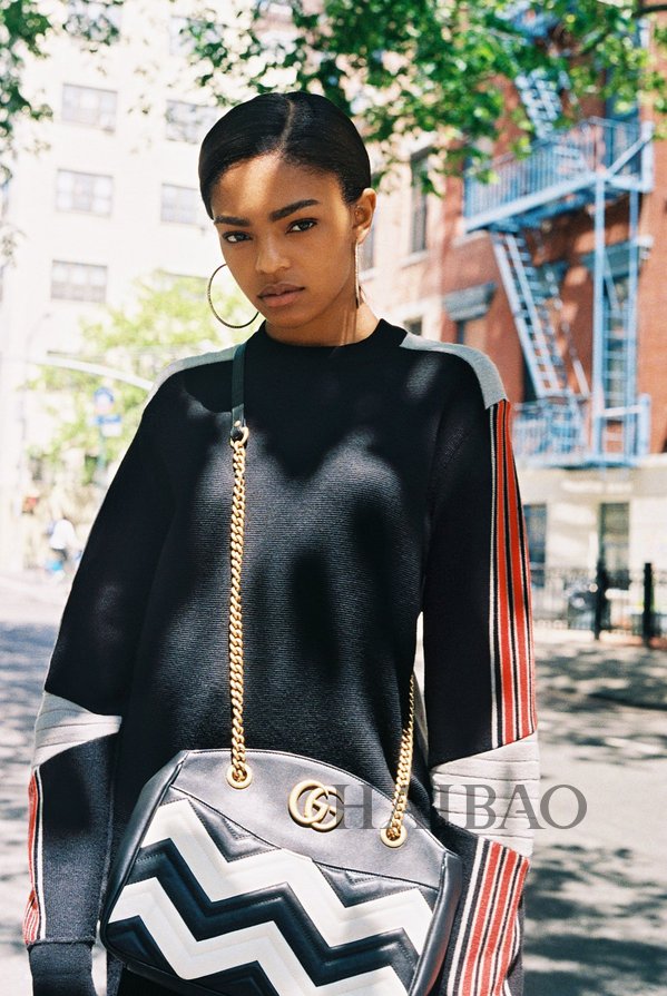 你眼中的基本款毛衣，谁实话还是挺重要的！街拍打卡，原来人人都爱穿这样的毛衣……