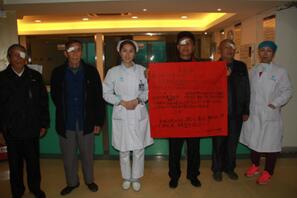 白内障患者送给医生的锦旗,白内障患者复明后家属的感谢信