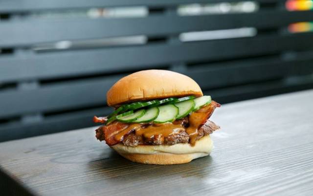 节日派对季,敢不敢换种姿势喝啤酒、咖啡、啃汉堡、吃爆米花……?|WorldNotice