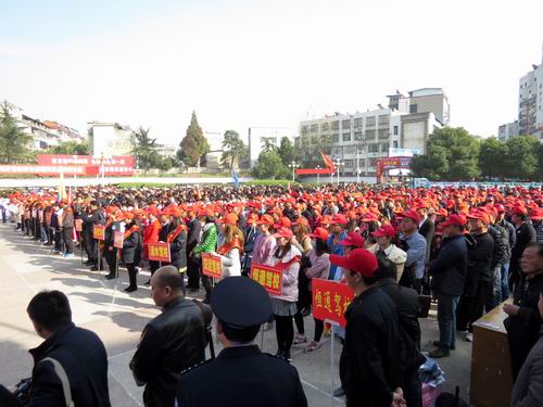 浠水122名新领驾驶证学员庄严承诺做中国好司机