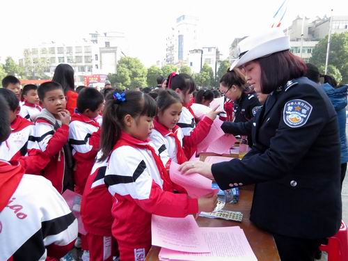 浠水122名新领驾驶证学员庄严承诺做中国好司机