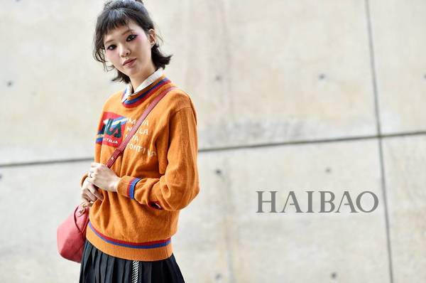 你眼中的基本款毛衣，谁实话还是挺重要的！街拍打卡，原来人人都爱穿这样的毛衣……