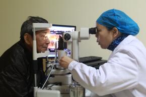 白内障患者送给医生的锦旗,白内障患者复明后家属的感谢信