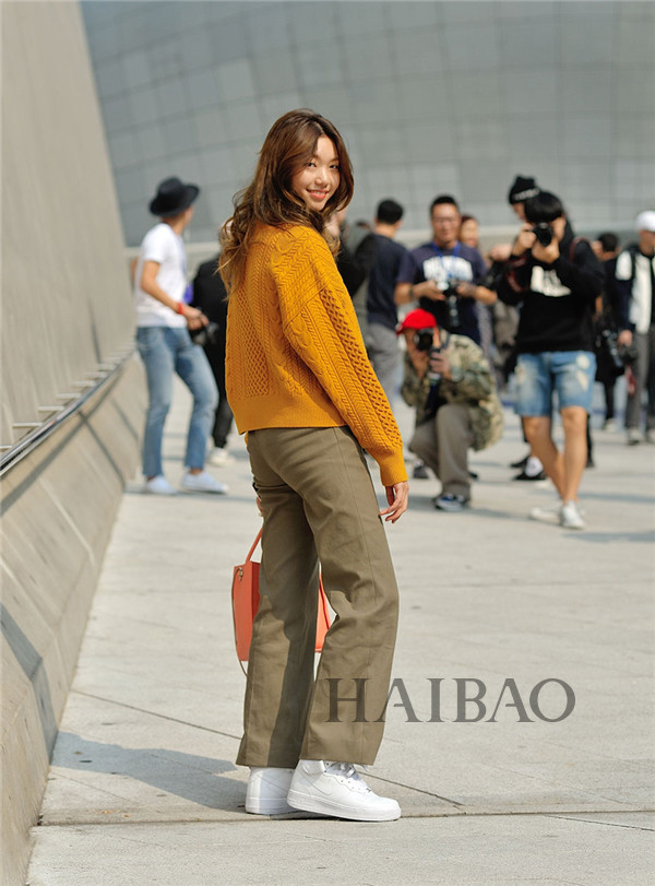 你眼中的基本款毛衣，谁实话还是挺重要的！街拍打卡，原来人人都爱穿这样的毛衣……
