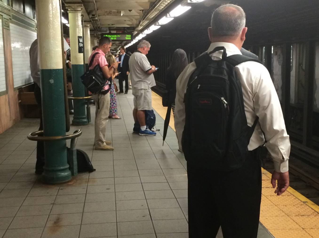 嫌电脑包吃藕？10款能放电脑又不土的通勤包大盘点｜剁手专家团