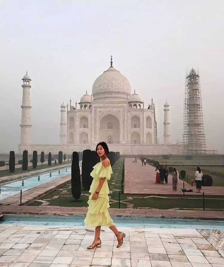 她们成为时尚博主仅仅是会穿？还因为有个会拍照的男友！