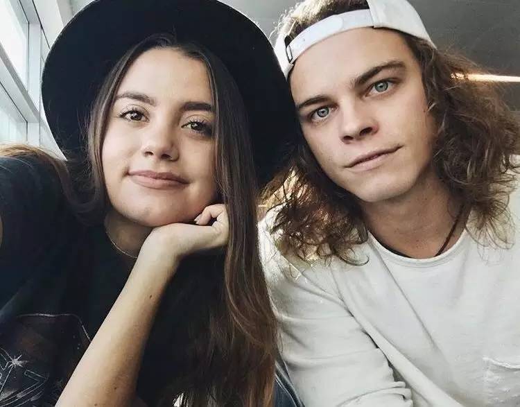 她们成为时尚博主仅仅是会穿？还因为有个会拍照的男友！