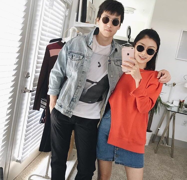 她们成为时尚博主仅仅是会穿？还因为有个会拍照的男友！