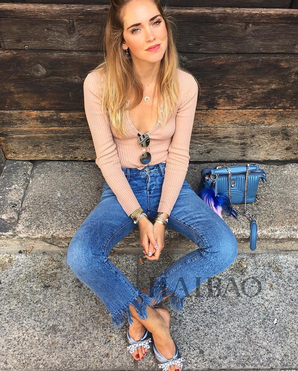 你眼中的基本款毛衣，谁实话还是挺重要的！街拍打卡，原来人人都爱穿这样的毛衣……