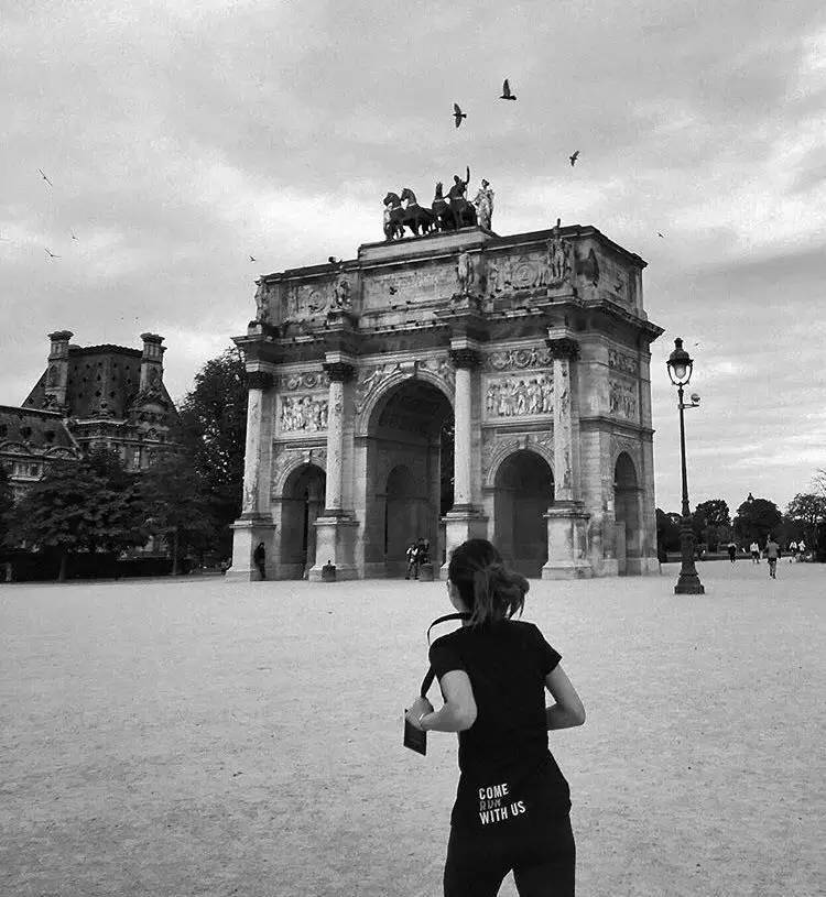 她们成为时尚博主仅仅是会穿？还因为有个会拍照的男友！