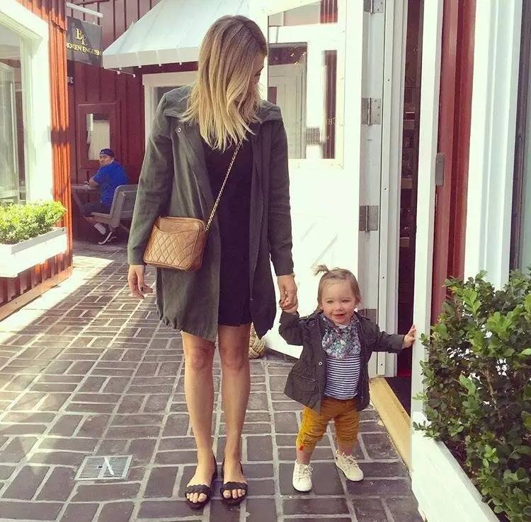 她们成为时尚博主仅仅是会穿？还因为有个会拍照的男友！