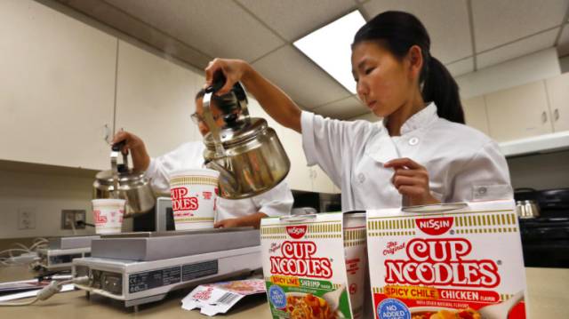 节日派对季,敢不敢换种姿势喝啤酒、咖啡、啃汉堡、吃爆米花……?|WorldNotice