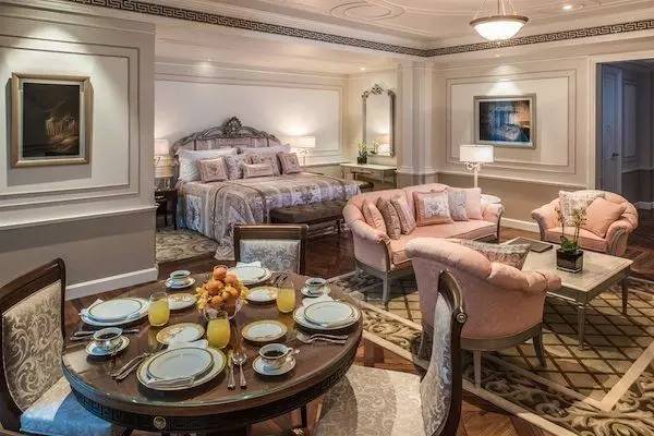 「设计师俱乐部」随意用350美元的碟子盛载食物，披上3500美元浴袍的奢华酒店，你感受过了吗？