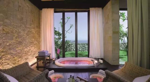 「设计师俱乐部」随意用350美元的碟子盛载食物，披上3500美元浴袍的奢华酒店，你感受过了吗？