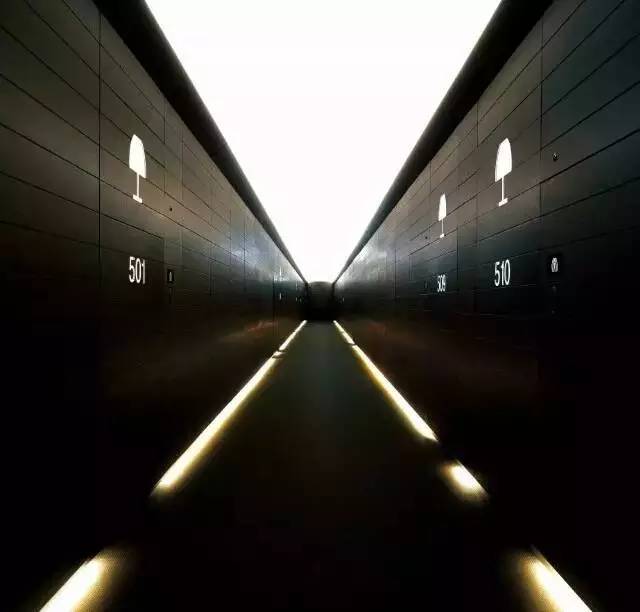 「设计师俱乐部」随意用350美元的碟子盛载食物，披上3500美元浴袍的奢华酒店，你感受过了吗？