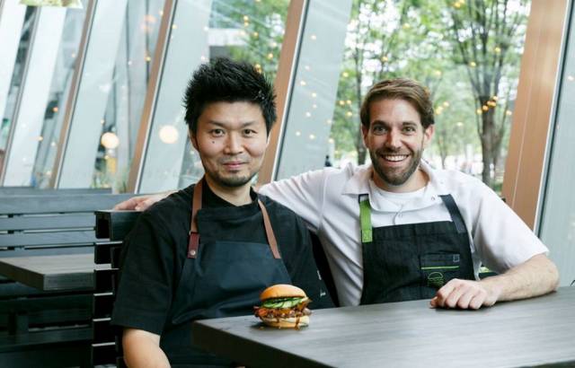 节日派对季,敢不敢换种姿势喝啤酒、咖啡、啃汉堡、吃爆米花……?|WorldNotice