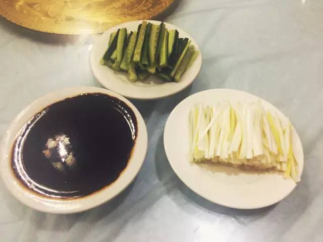 「美食探店」这家等吃鸭子的人天天都排到了胡同口，真的这么美味？