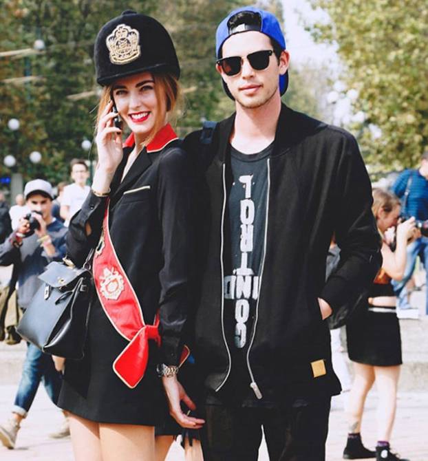 她们成为时尚博主仅仅是会穿？还因为有个会拍照的男友！