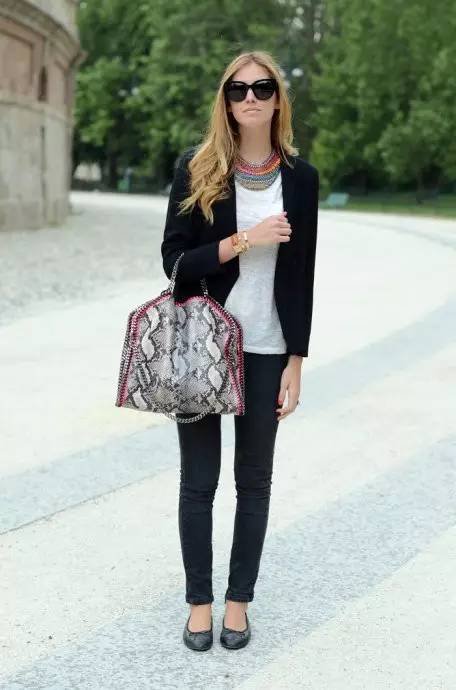 她们成为时尚博主仅仅是会穿？还因为有个会拍照的男友！