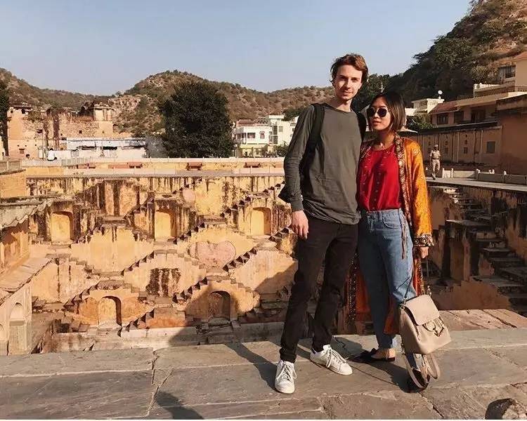 她们成为时尚博主仅仅是会穿？还因为有个会拍照的男友！