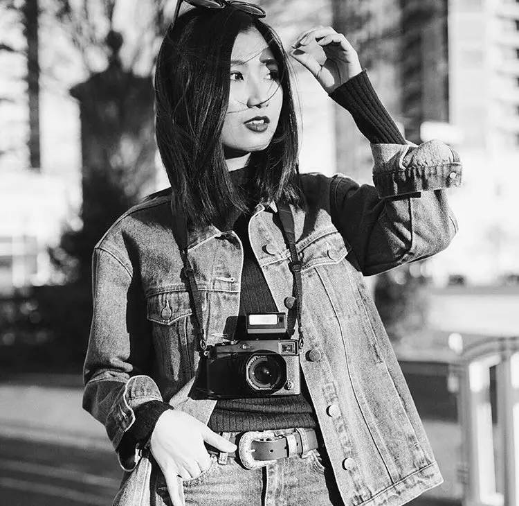 她们成为时尚博主仅仅是会穿？还因为有个会拍照的男友！