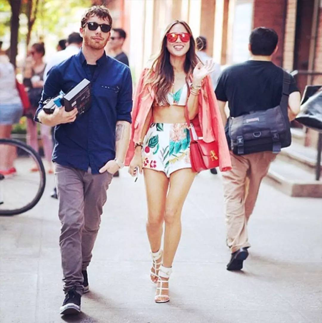 她们成为时尚博主仅仅是会穿？还因为有个会拍照的男友！