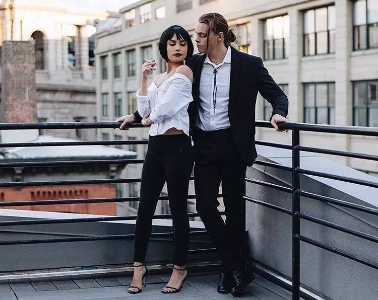 她们成为时尚博主仅仅是会穿？还因为有个会拍照的男友！