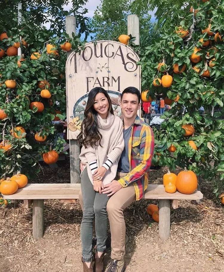 她们成为时尚博主仅仅是会穿？还因为有个会拍照的男友！