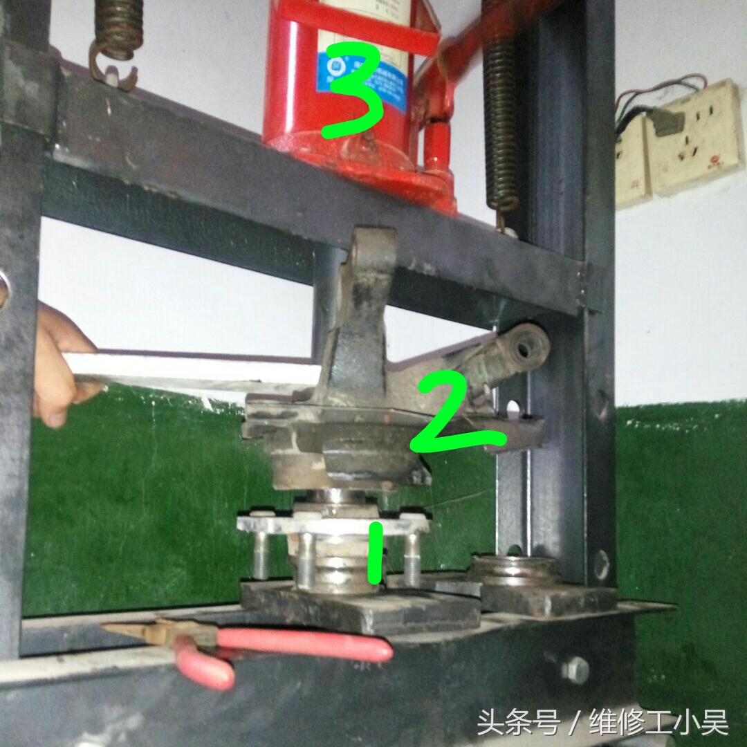 汽车打方向时车轮嗡嗡响,汽车行驶时车轮有咣当咣当的声音