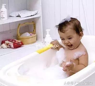 给宝宝洗澡后耳朵进水了怎么办？