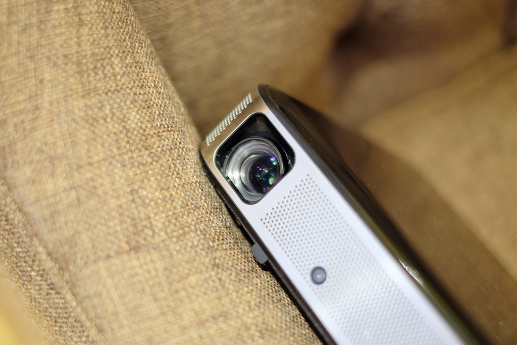 用全高清投影播放4k,300寸的投影观看视频