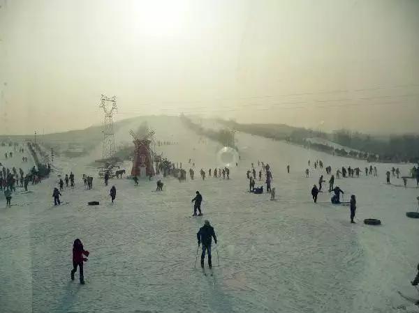 去不了远方就在家门口玩,去不了就在家门口滑冰