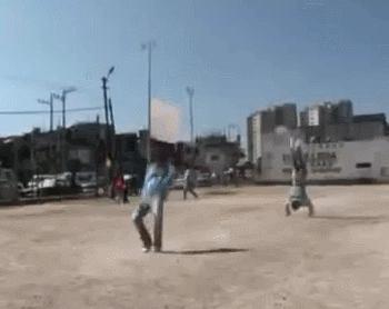 老湿机爱搞笑gif图：教大家如何把一个鸡蛋放到瓶子里