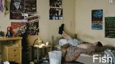 老湿机爱搞笑gif图：教大家如何把一个鸡蛋放到瓶子里