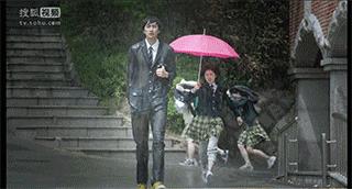 老湿机爱搞笑gif图：教大家如何把一个鸡蛋放到瓶子里