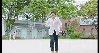 老湿机爱搞笑gif图：教大家如何把一个鸡蛋放到瓶子里