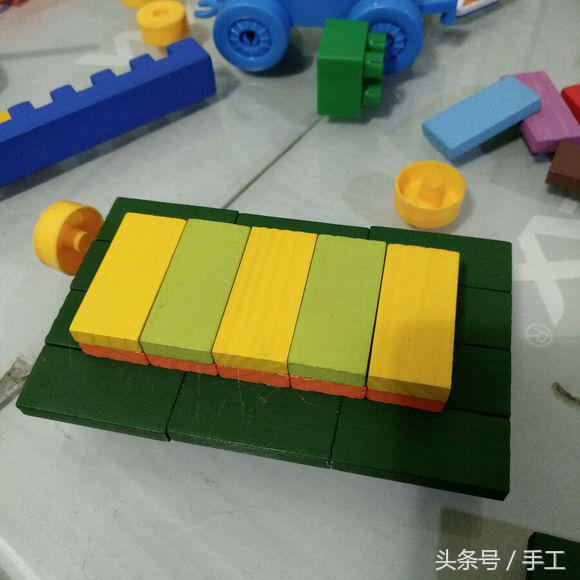 用箱子做能动的小机器人,用瓶子和盖子做机器人